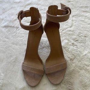 Banana Republic heel size 7B Width.
Heel height: 3.5" (9cm) suede color taupe.